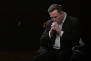 起卦在线特斯拉股价收涨超3%：特朗普无意沟通，马斯克父亲劝儿子低头