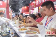 起卦在线“嗦粉”经济火热 中国多地“食力”出圈